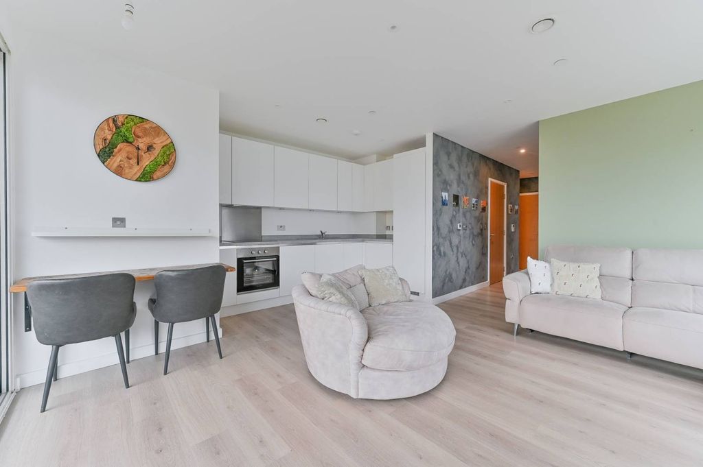 Property photo 3 of 24