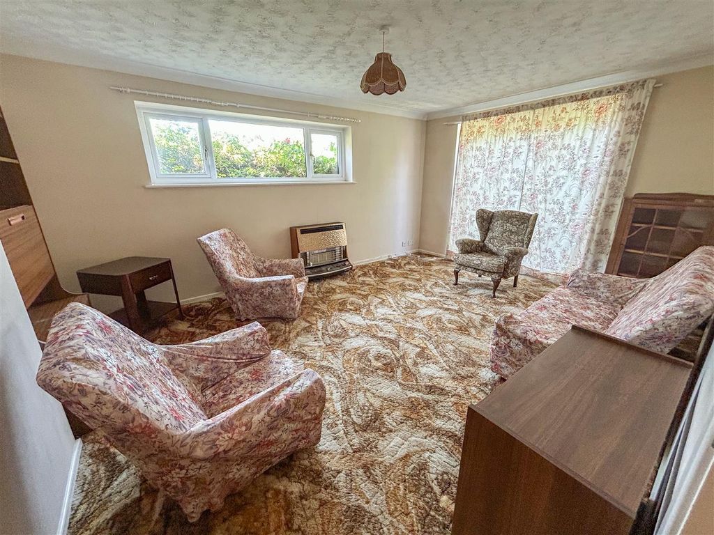 Property photo 2 of 14 Lounge