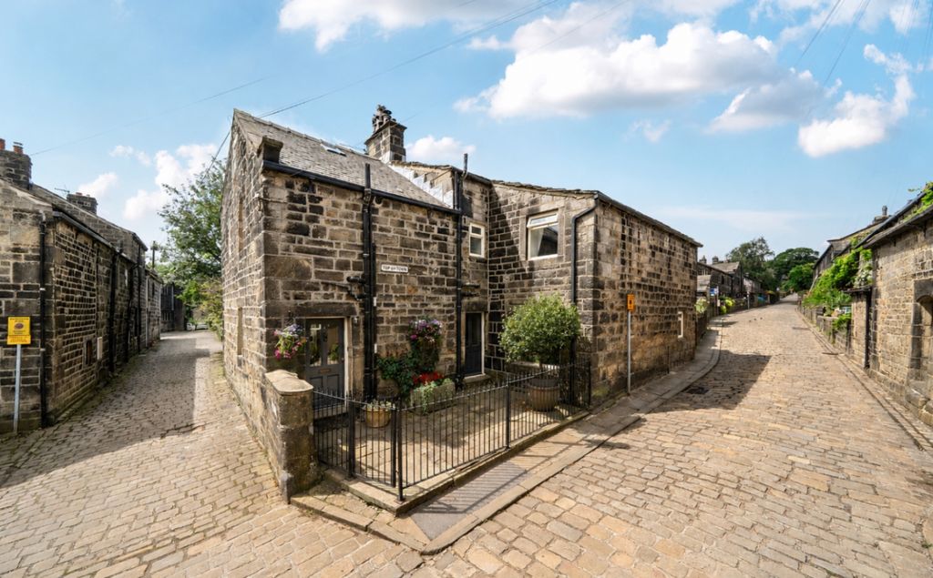 Property photo 1 of 10 External 1 Tt