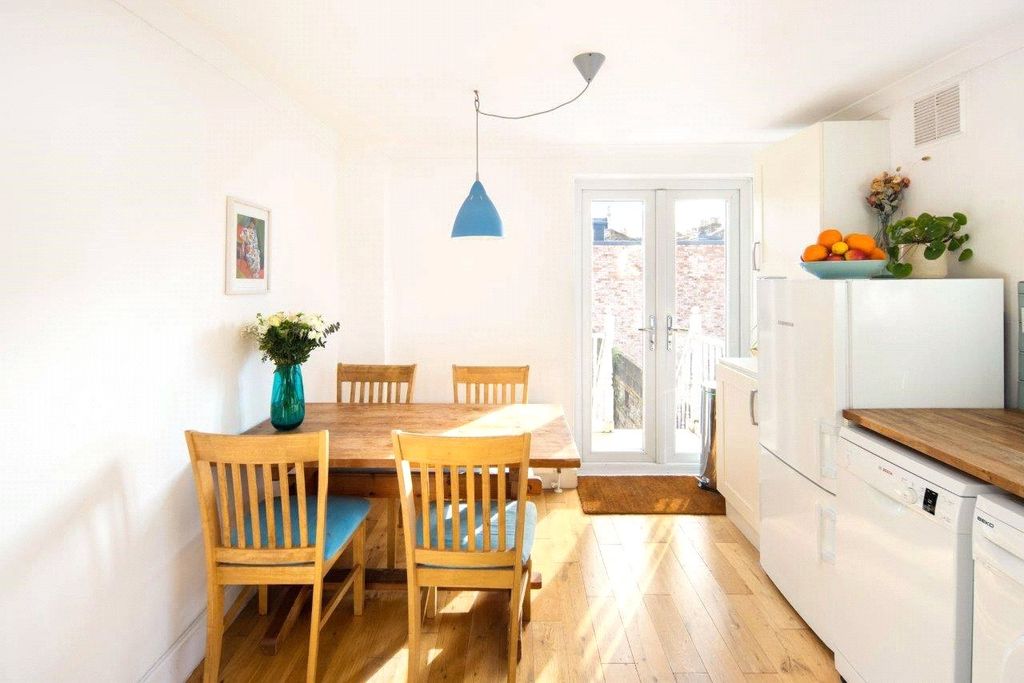 Property photo 3 of 19 Kitchen