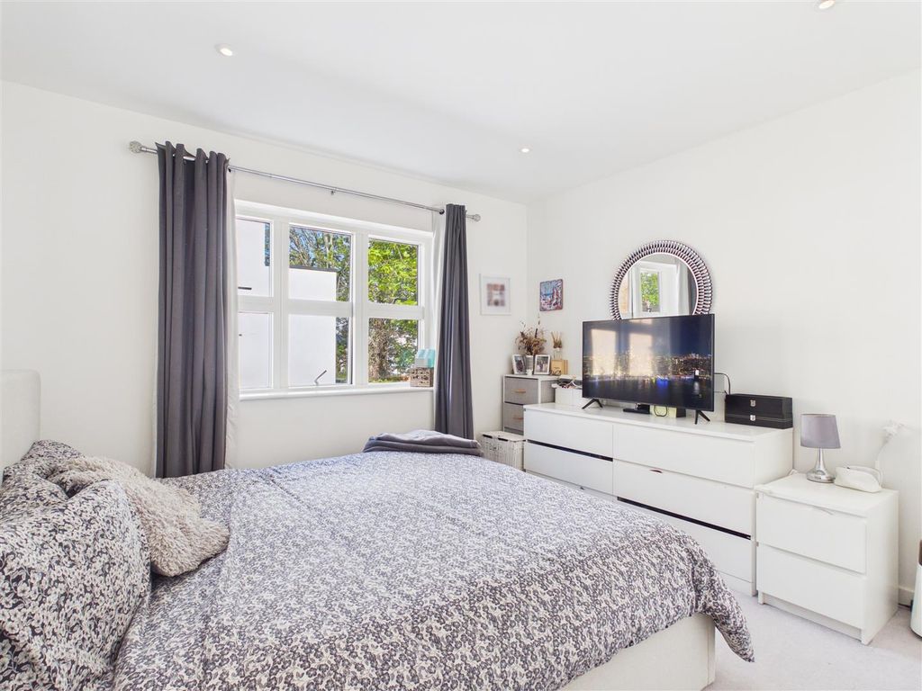 Additional image 7 of 2 bed flat for sale2 Hansler Grove, East Molesey KT8
