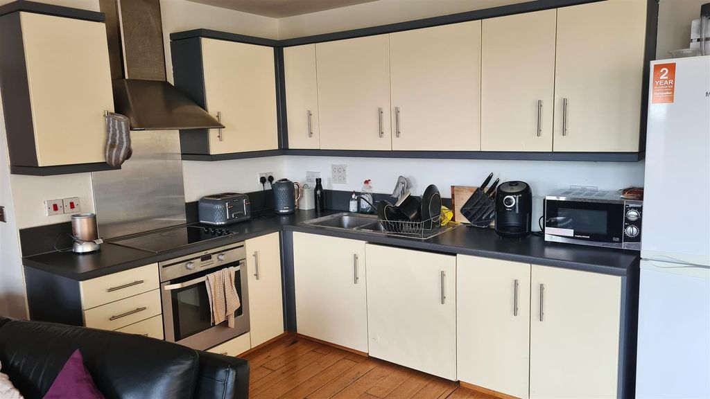 Property photo 2 of 11 Kitchen