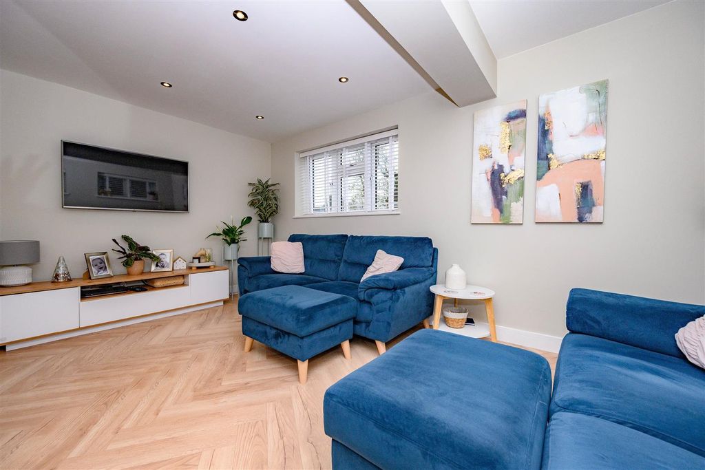 Property photo 2 of 24 Lounge