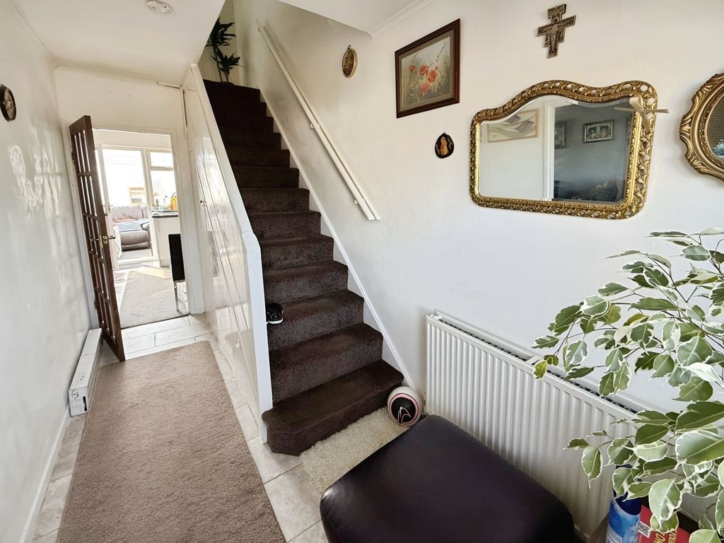 Property photo 3 of 19 Entrance Hall