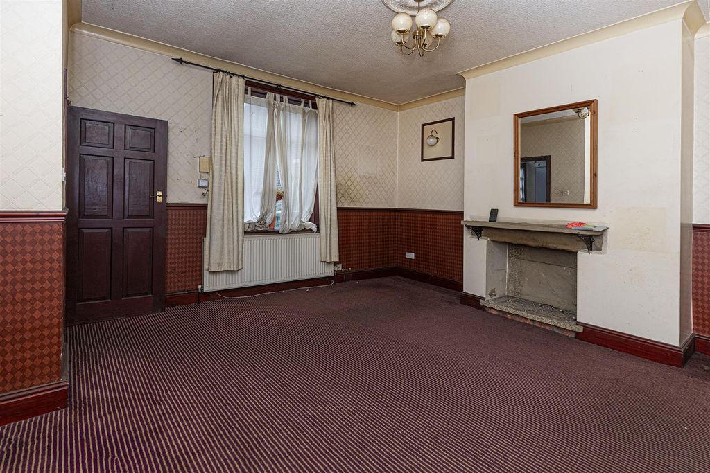 Property photo 3 of 20 Living Room