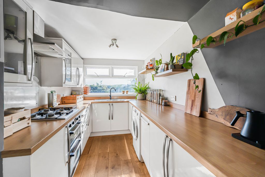 Property photo 3 of 17 Kitchen