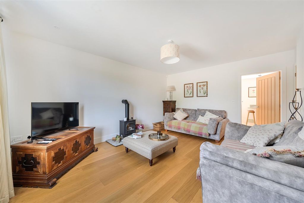 Property photo 3 of 18 Sitting Room