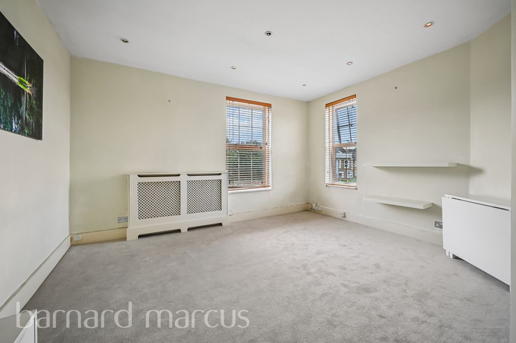 Property photo 2 of 8 Bedroom
