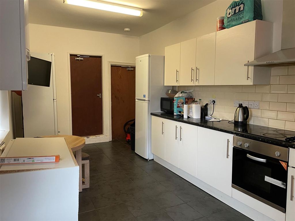 Property photo 3 of 4 80 Walbrook Kitchen 2 (002).Jpg