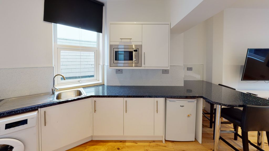Property photo 2 of 5 Kitchen
