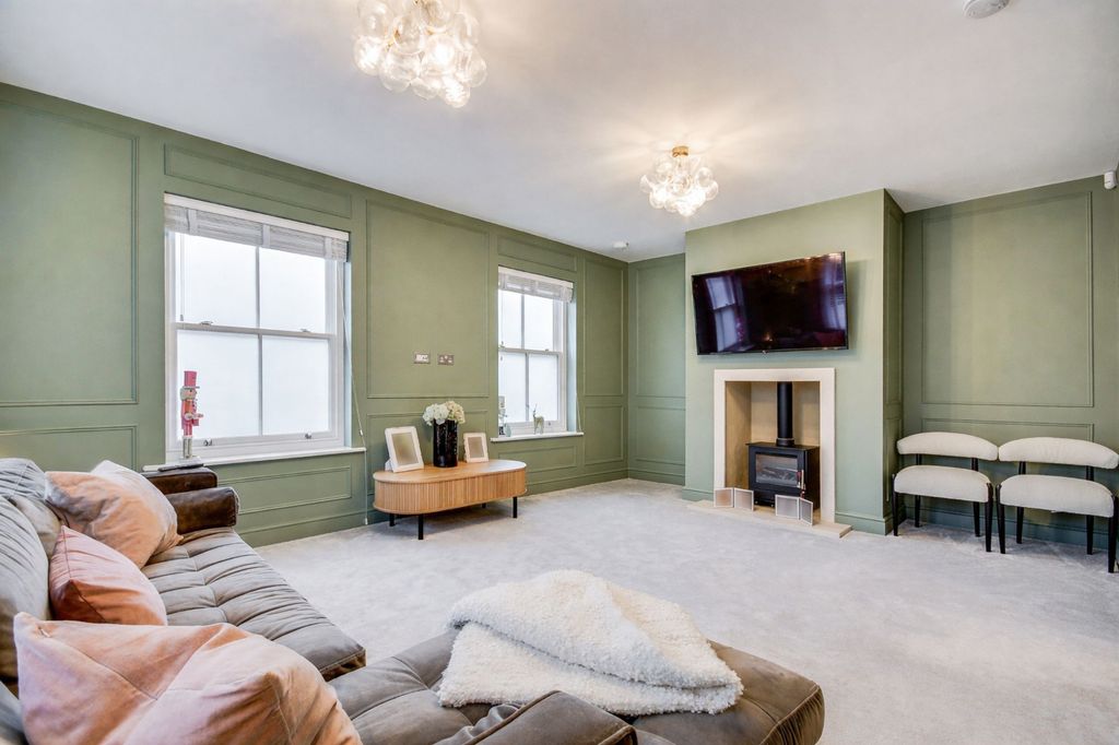 Property photo 3 of 36