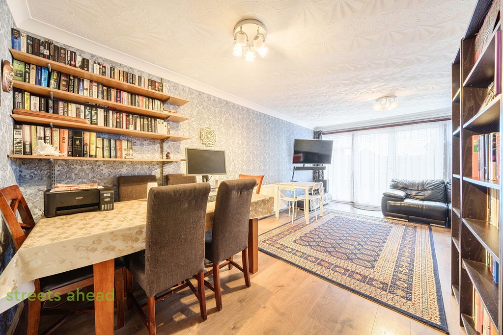 Property photo 2 of 17 Fa50E9B7-346c-4c4...