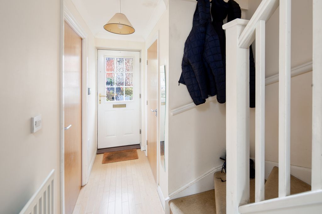 Property photo 2 of 19 Entrance Hall