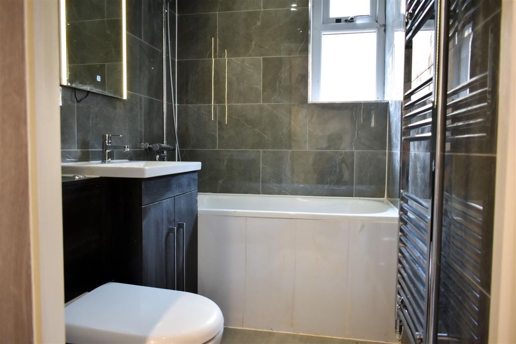 Property photo 2 of 7 Bathroom