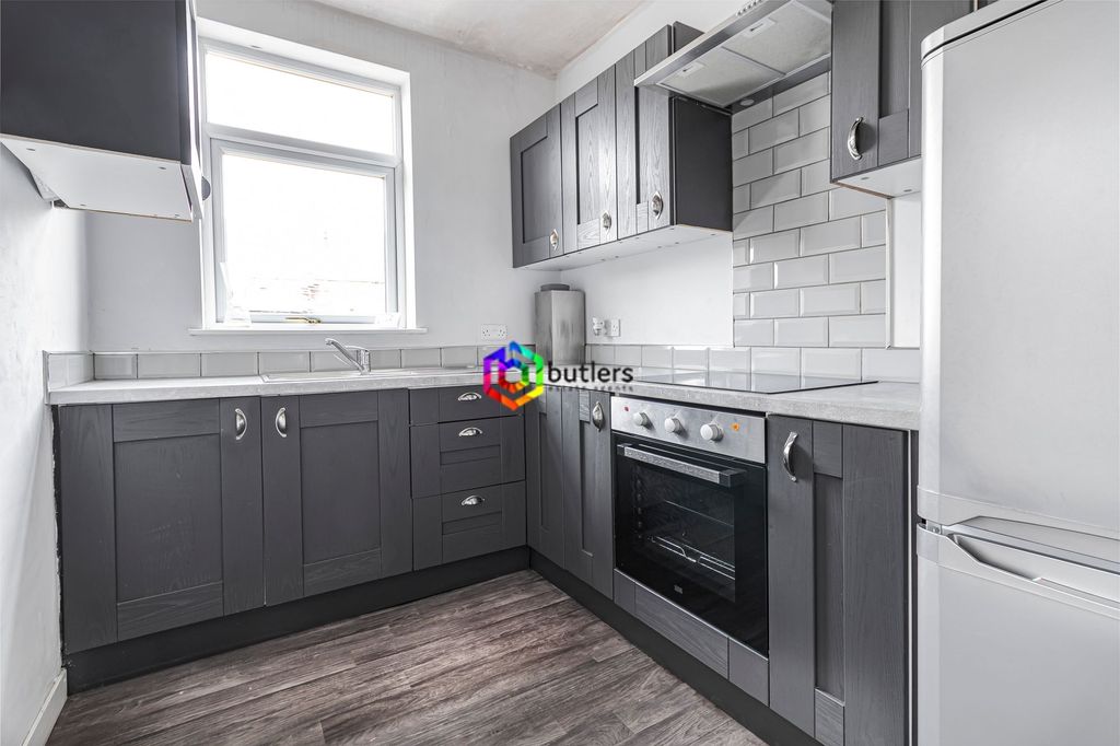 Property photo 2 of 10 Kitchen