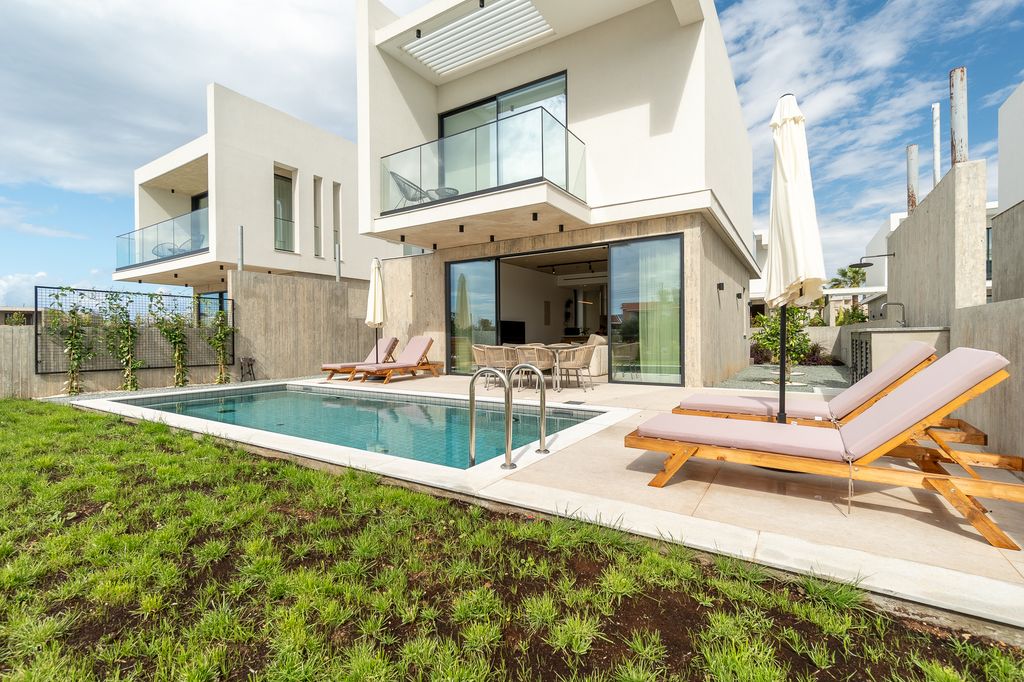 Property photo 2 of 41