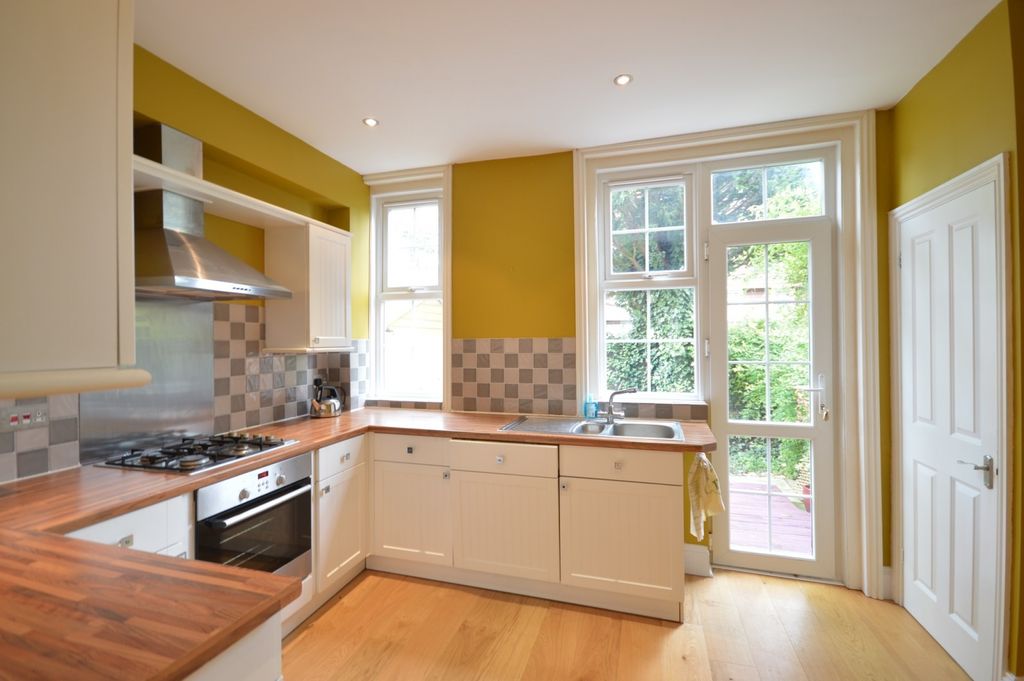 Property photo 2 of 7 Kitchen