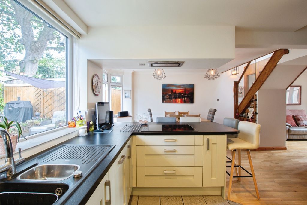 Property photo 3 of 18 Kitchen