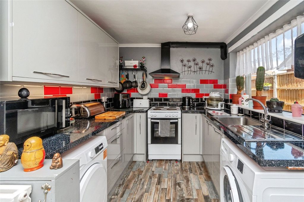 Property photo 3 of 19 Kitchen