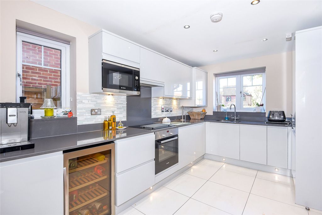 Property photo 3 of 8 Kitchen