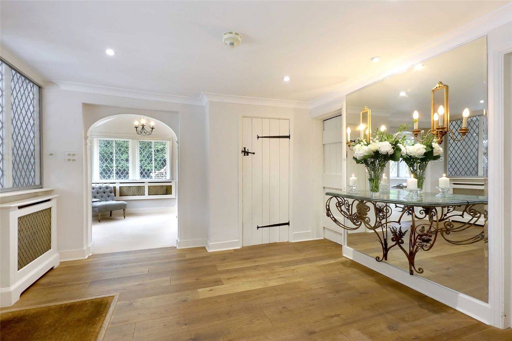 Property photo 2 of 15 Entrance Hall