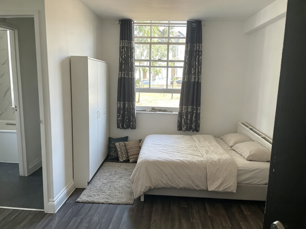 Property photo 2 of 5 Cozy Bedroom Design (2)