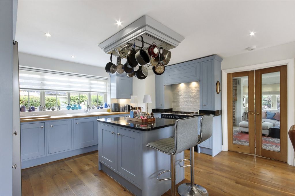 Property photo 2 of 16 Kitchen/Breakfast Rm