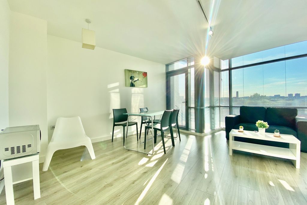 Property photo 3 of 9 Photo 01