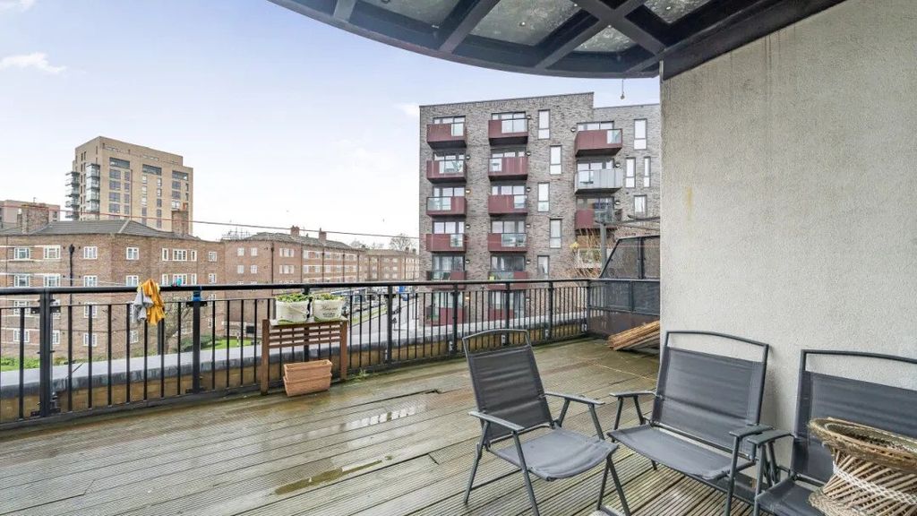 Property photo 1 of 15 Bright Two-Bedroom Apartment With Large South-Facing Terrace – Stepney Green E1
