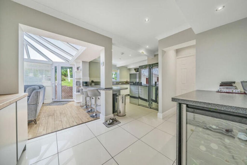 Property photo 3 of 18 Kitchen