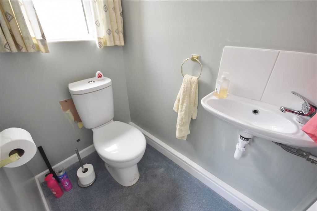 Property photo 2 of 17 Cloakroom