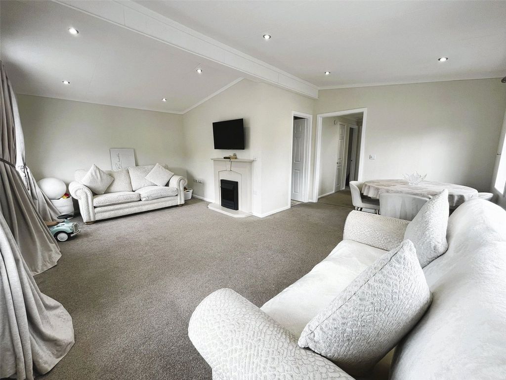 Property photo 2 of 16 Picture No. 13