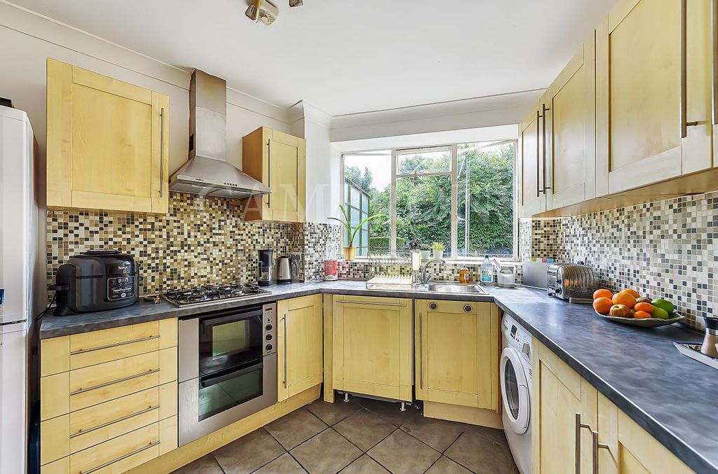 Property photo 3 of 10 2, Bramerton (1).Jpg