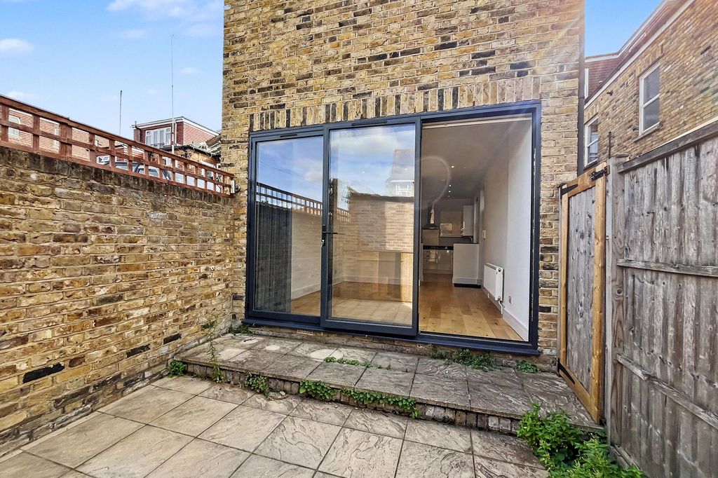 Property photo 2 of 38 198 Upper Richmond Road West, London Sw14 8An
