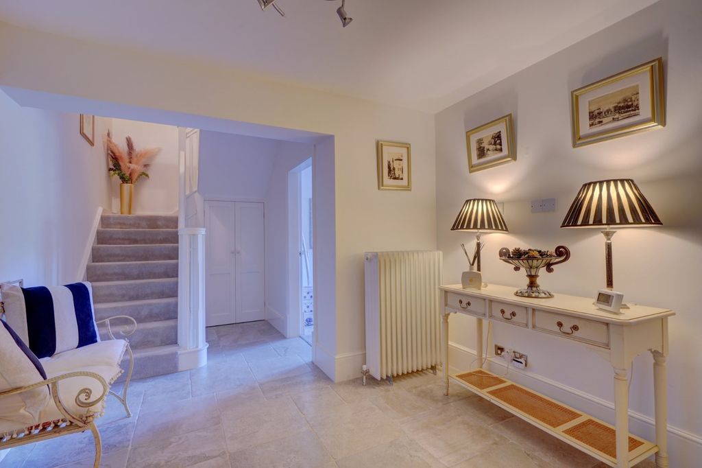 Property photo 3 of 23 Entrance Hall