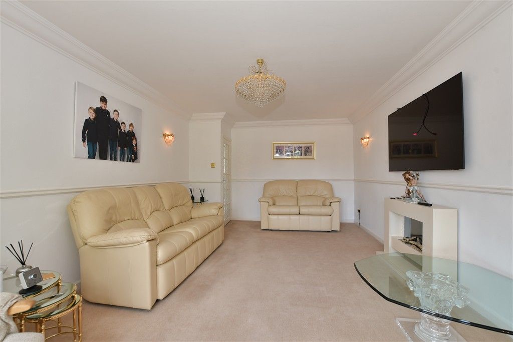 Property photo 1 of 10 Kitchen/ Dining Room