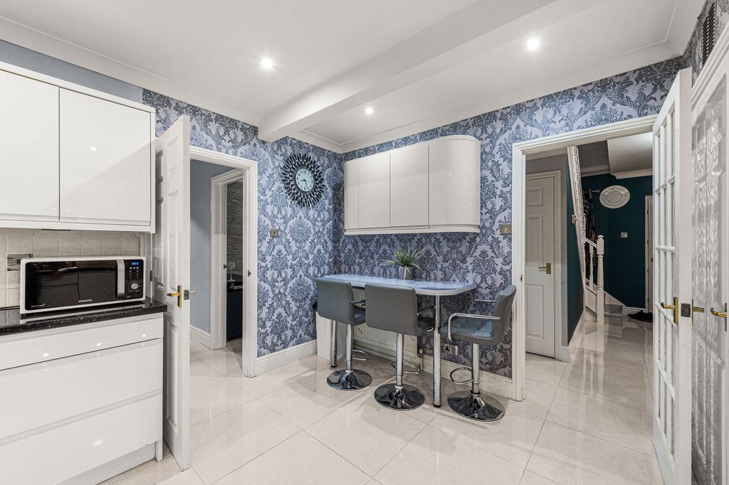 Property photo 3 of 25