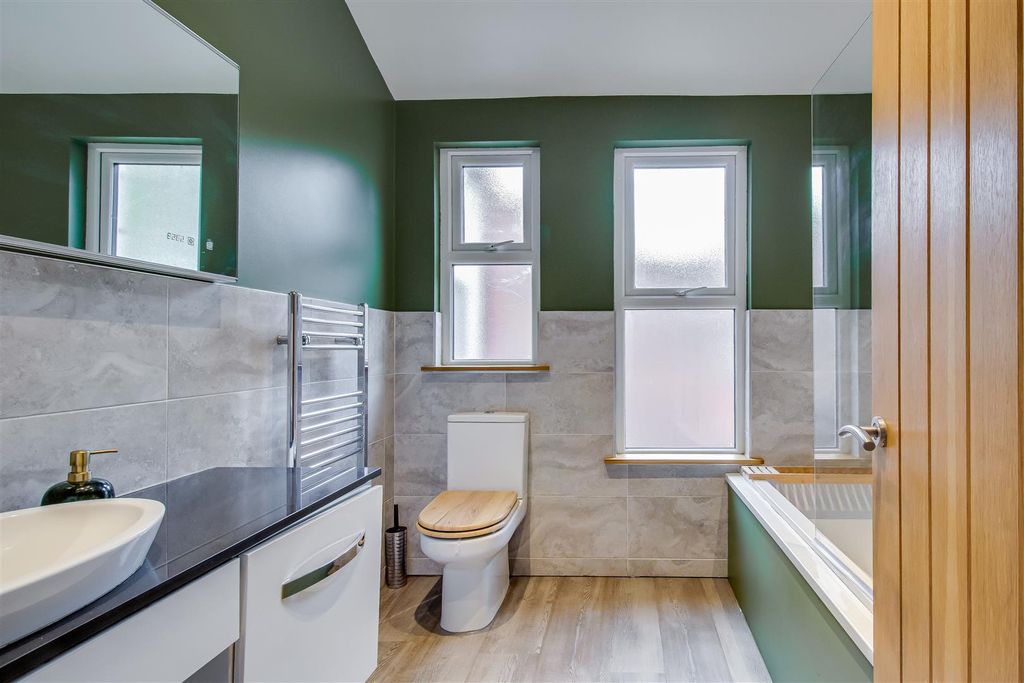 Property photo 2 of 16 Bathroom