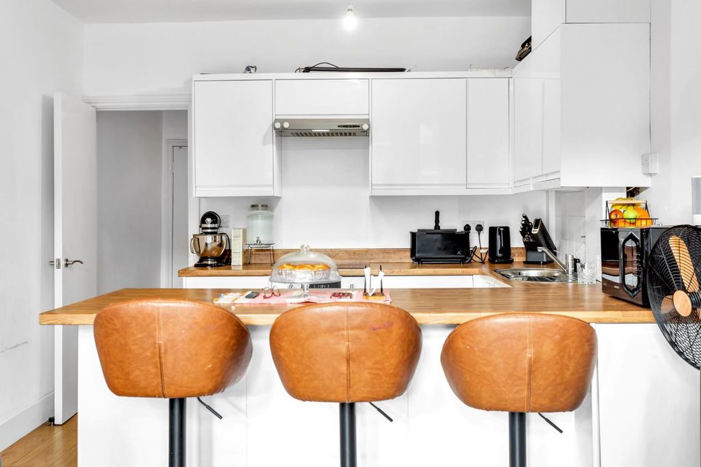 Property photo 3 of 11 Kitchen