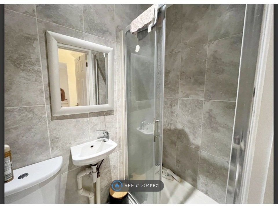 Property photo 3 of 6 En-Suite Room
