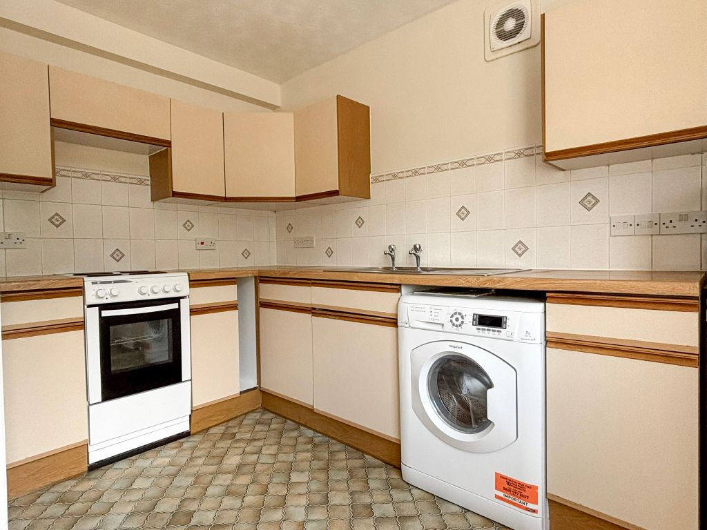 Property photo 2 of 6 Kitchen