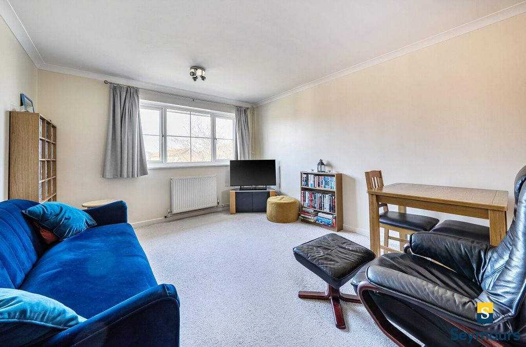 Property photo 2 of 11 Living Room