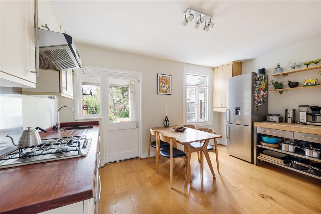 Property photo 3 of 30 Queens Road, E17