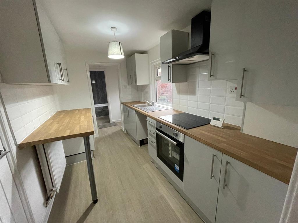 Property photo 3 of 7 Kitchen