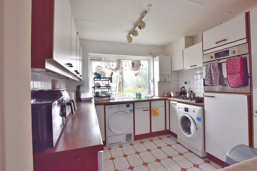 Property photo 3 of 6 Kitchen