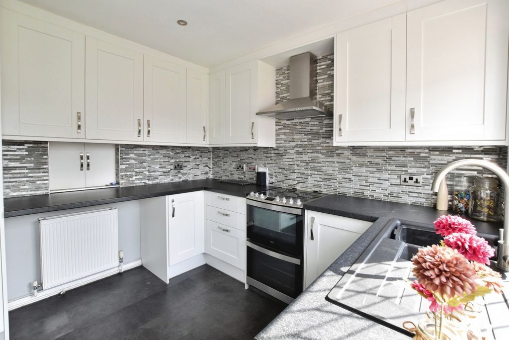 Property photo 3 of 18 Kitchen
