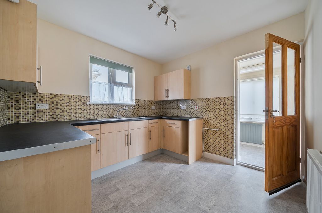 Property photo 3 of 19 3 - 1388406-17-693Aa9...