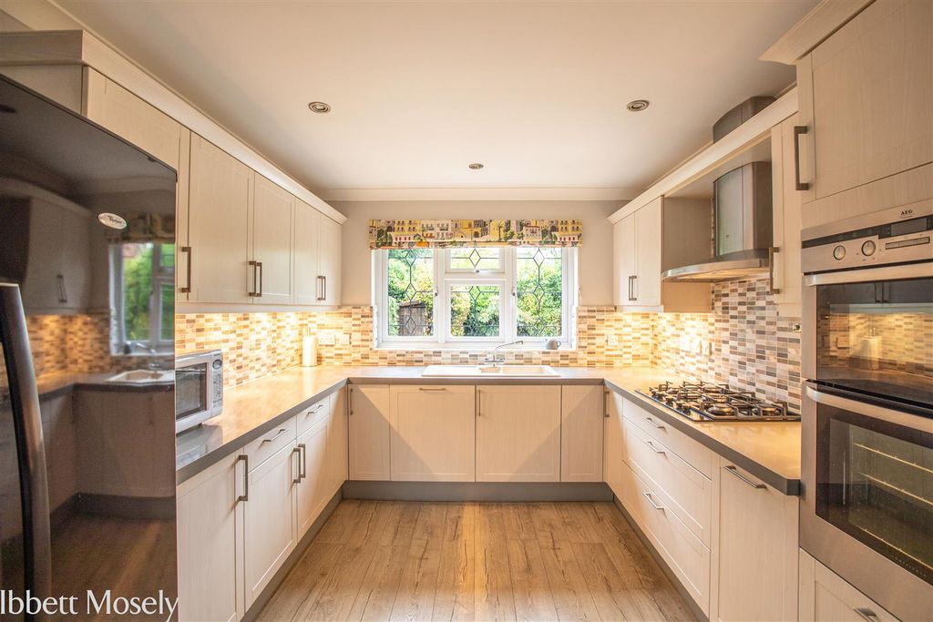 Property photo 3 of 32 20261007-12 Egdean Walk-13.Jpg
