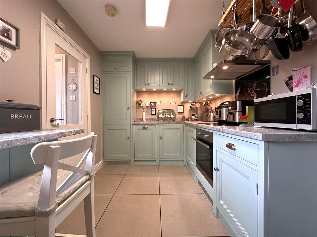 Property photo 2 of 19 Bespoke Dining Kitchen 390