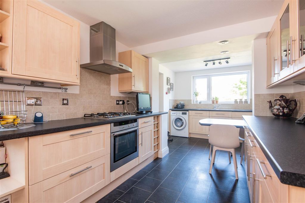Property photo 3 of 30 Kitchen